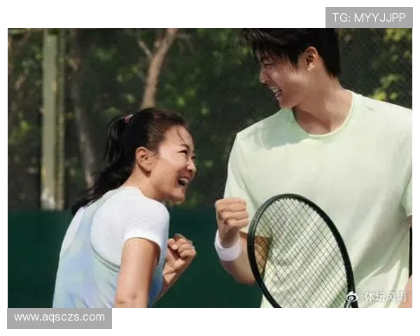 汪顺贾玲跨界联动！运动装同框打网球，握拳合影活力满格